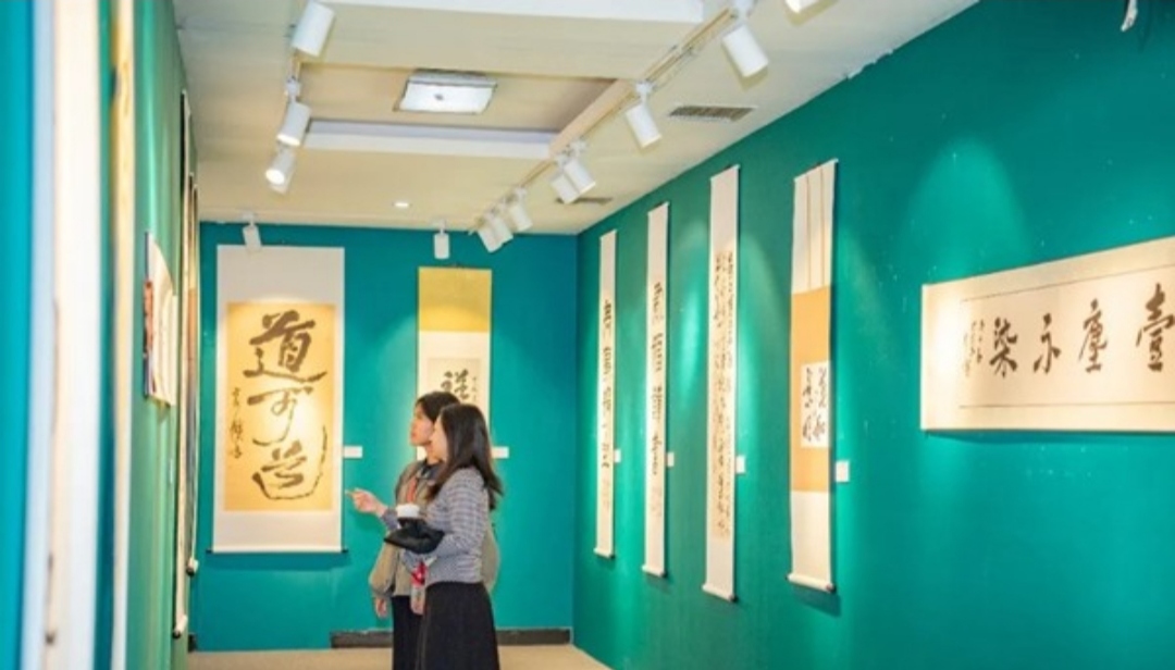 容铁书画篆刻作品捐赠公益展在拉萨举行