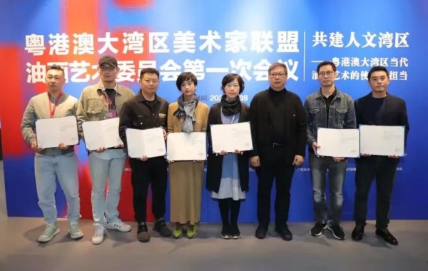 刘颖悟主任为油画艺委会委员颁发聘书